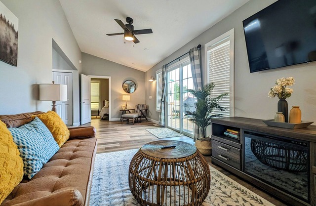 Updated 4BR Home, Family Friendly, Steps to Custer Shops & 30 Min to Mt Rushmore