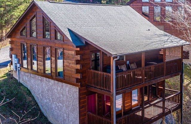 Updated Cabin, 2 King Suites, Hot tub, Pool Table, Ripken Exp 3 mi ,Parkway 1 mi