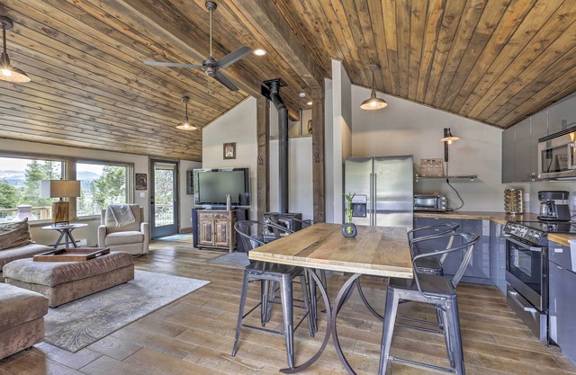 Updated Cabin w/Hot Tub ~ 11 Mi to Winter Park!