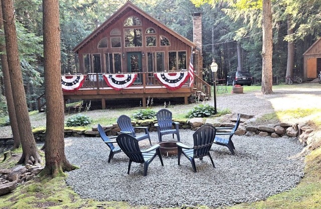 Updated Chalet. Minutes from Mt, Lakes and Golf.