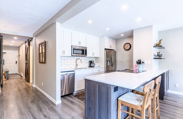Updated Condo; Walk to town, Slopes or Hiking