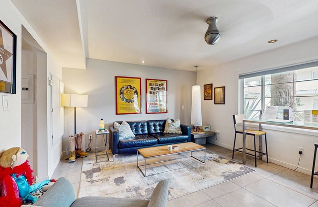 Updated modern condo w/shared pool & mountain views - near downtown