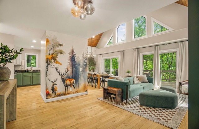 Updated Mtn House 2 Mins to Resort: 3King Beds, HotTub, Game room, Family & Pets