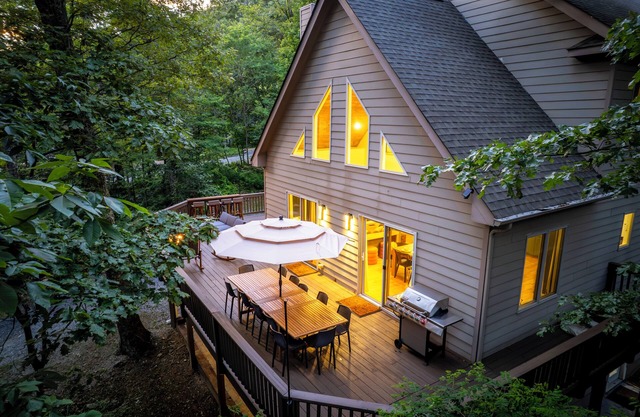 Updated Mtn House 2 Mins to Resort: 3King Beds, HotTub, Game room, Family & Pets