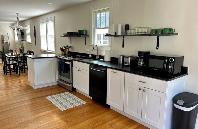 Updated Park Retreat - 3 Queens - Modern & Family-Friendly - Park Circle, N Chs