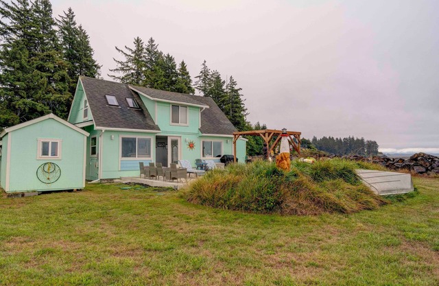 Updated Waterfront Cottage w/Bay Views