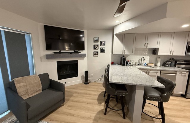 Upgraded studio with deck & fireplace - near Yosemite Valley & Badger Pass