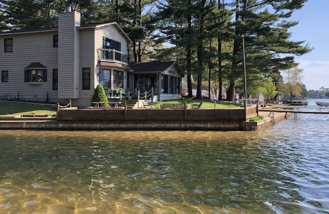 Upper Silver Lake, Beautiful 5 Bedroom Lake Front Log Cabin Style Home