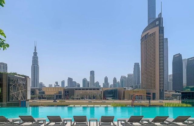 Upscale 2BR w/Community Views in Downtown Dubai!