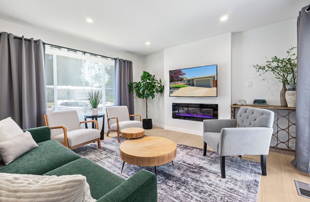 Upscale 3bd/2ba home w/WiFi, AC, workspaces; 2mi to Apple & Kaiser; pets ok