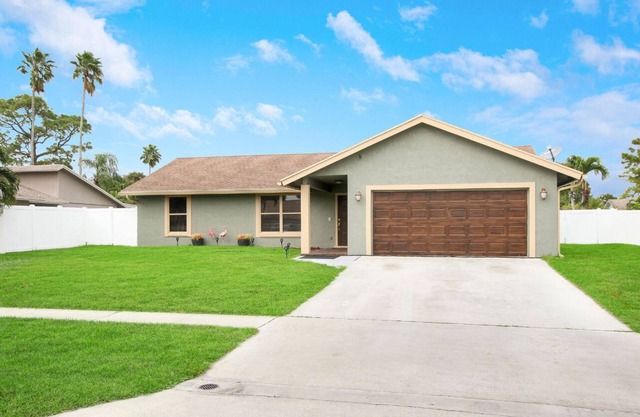 Upscale 4BR Oasis- Tranquil Patio, Prime Location