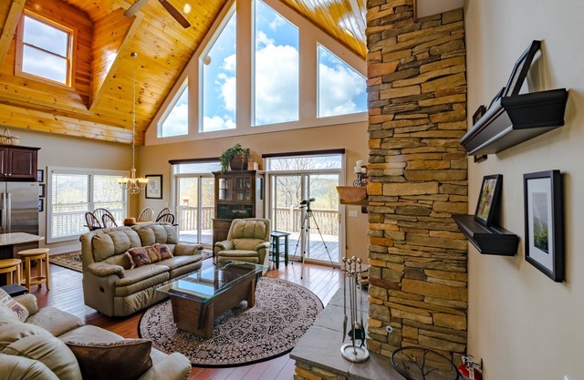 Upscale Cabin With Views & Near Skiing