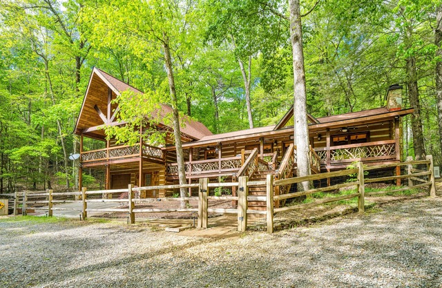 Upscale cabin with secluded setting - fireplaces, central AC & huge front porch