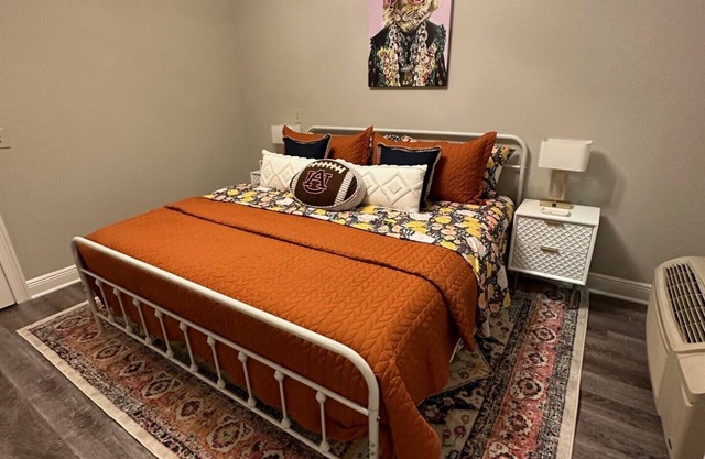 Upscale Condo 2 Blocks Walk to Jordan Hare - sleeps 6