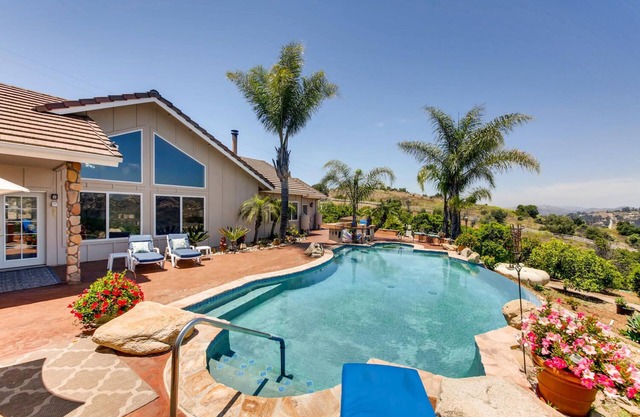 UPSCALE COUNTRY POOL HOME WITH PRIVATE EXPANSIVE VIEWS
