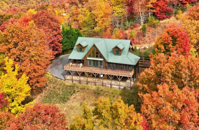 Upscale log cabin: Sauna, Hot Tub, Game Room