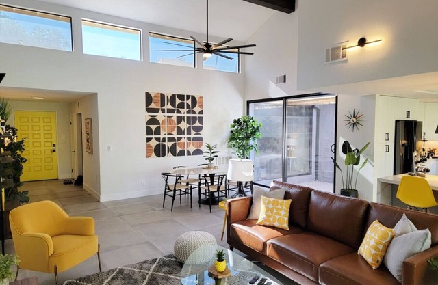Upscale mid-century on the green. Private Hot Tub