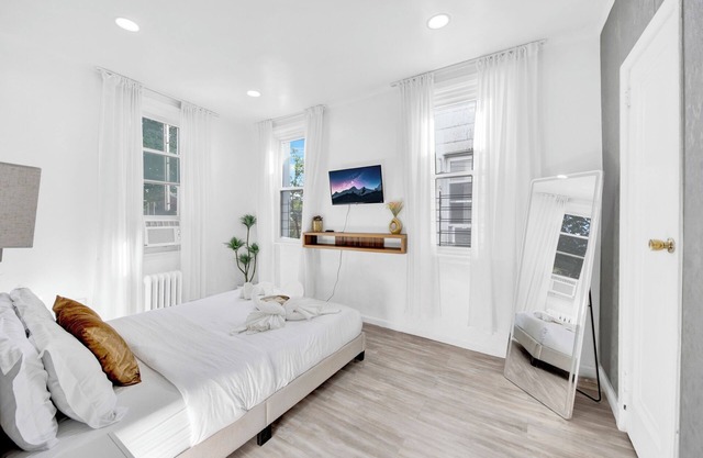 Upscale NYC Home Outdoor Gym + Easy Parking!