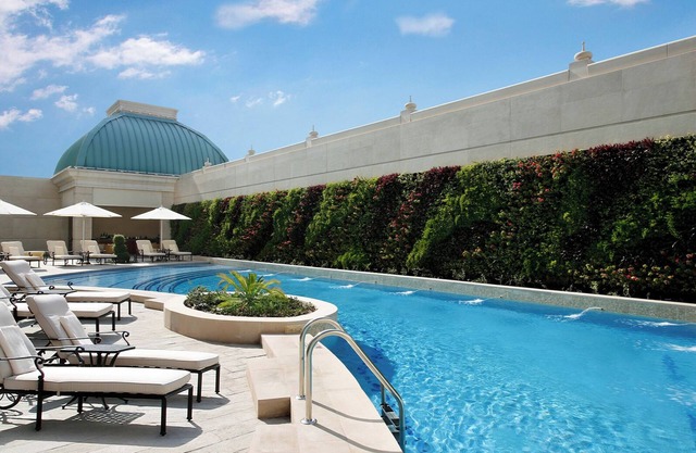 Upscale Palace Life: 1-BR Diplomat Suite in Luxurious Dubai Central
