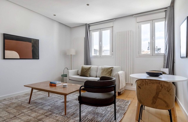 Upscale Sol 1BR w/Doorman, nr Plaza España, by Blueground