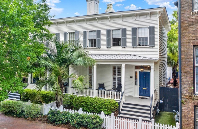 Upscale Townhome & Carriage House in Savannah, Steps to Forsyth Park, sleeps 11