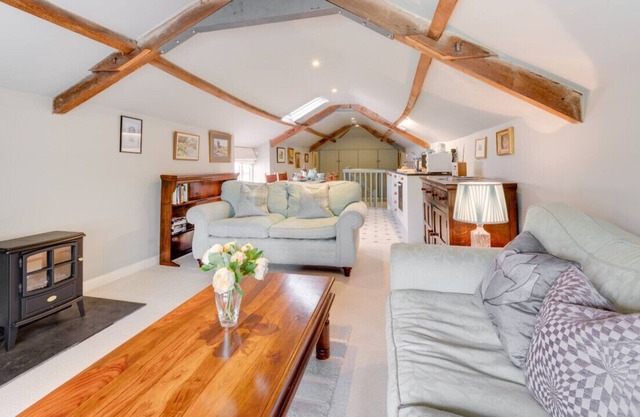 Upside Down Cottage - One Bedroom House, Sleeps 2