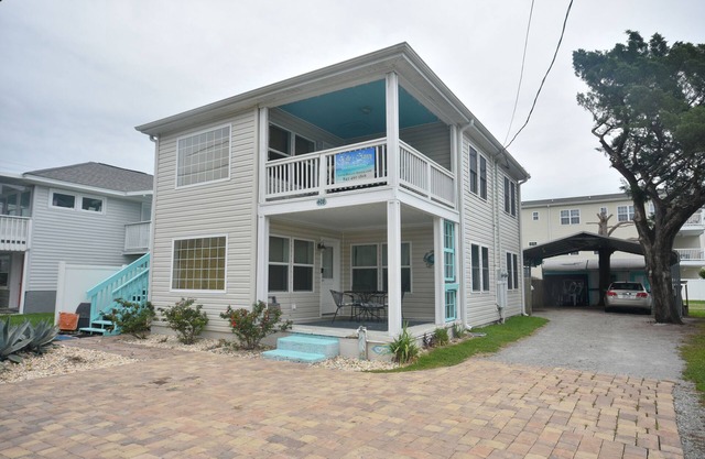 Upstairs Unit - 2 Blocks to the Beach - Swimming Pool & Hot Tub
