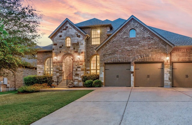 Upstay: Spacious Home w Pool Hot Tub Office & Yard
