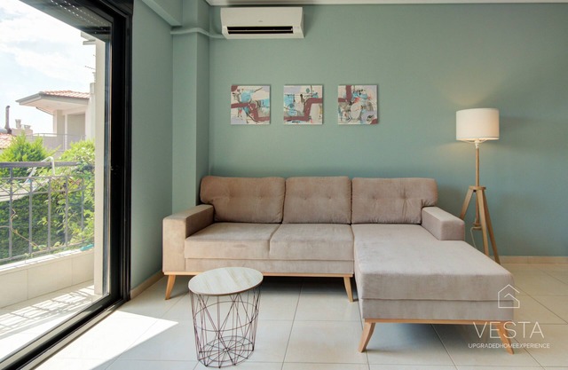 Uptown 2-level Apt, private patio & balcony with views