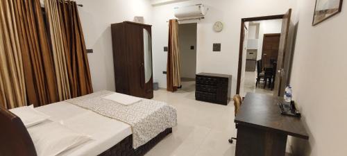 Urban Bliss - Luxury Villa, Gym, Kitchen, library, 5 Min DLW, 10 Min Station & BHU