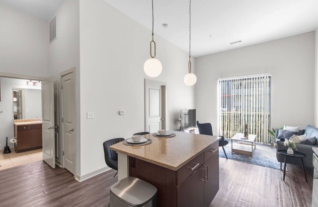 ~Urban Chic meets Comfort: 2BD|Sleeps 5 with Pool~