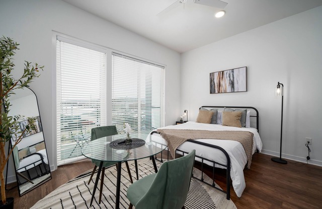 Urban Comfort: Studio Getaway w/Private Balconyn
