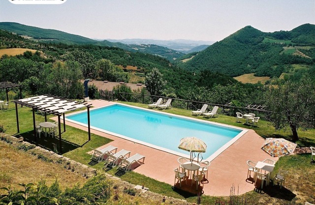 Urban farmhouse in Umbria with pool