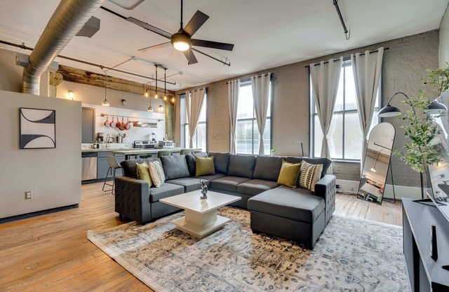 Urban Flat | Covered Parking | Sleeps 8 | Downtown