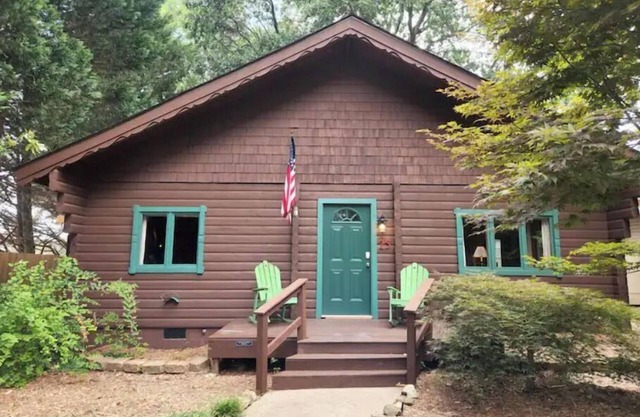 Urban Log Cabin Near Downtown Greenville