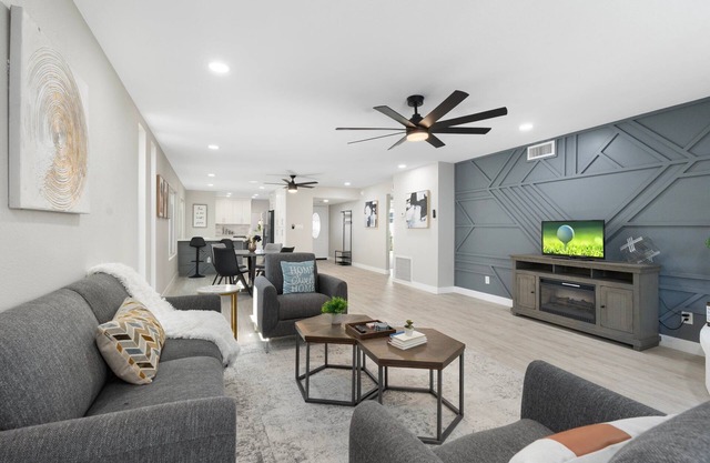 Urban Oasis in central PHX Single Level Patio home ~Sleeps 8 WFH WiFi+Patio+Pool