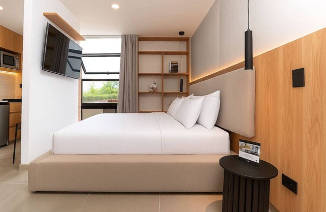 Urban Retreat – Jacuzzi, Cowork, 1BR Bliss