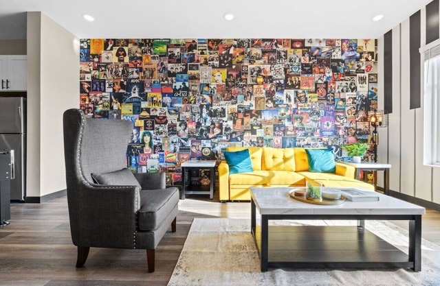 Urban Retreat: Sleeps 4, Foosball & Mins to DT!