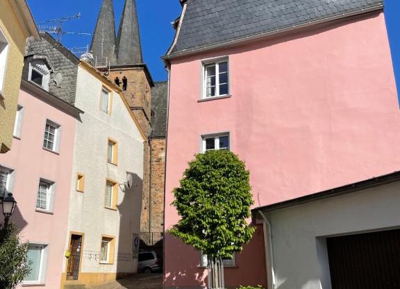 Uriges Ferienhaus in der Altstadt von Saarburg mit Sauna, Kinderspielecke, 1000Mbit Wlan, 1 Minute vom Wasserfall entfernt