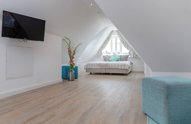 Vacation apartment with south-facing balcony offers space for up to 5 people close to the beach.