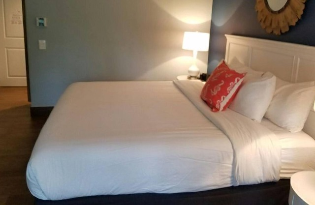 Vacation Day Is Always A Great Idea! Onsite Pool, Tennis Courts, Free Parking