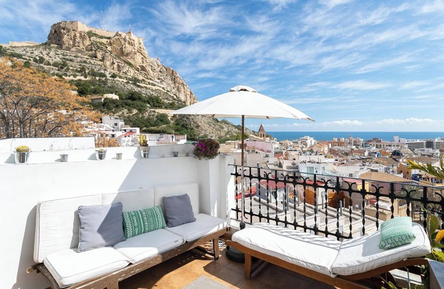 Vacation Home "Casita Kunterbunt" with Sea View, Terrace & Wi-Fi