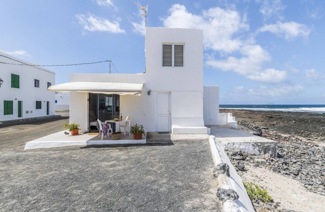 Vacation Home 'La Casita Del Mar' in front of the sea, Private Terrace and Wi-Fi
