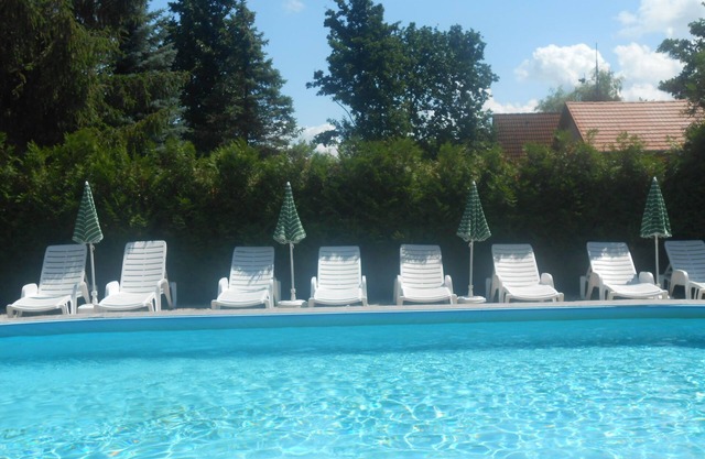 Vacation home with pool, WLAN, air conditioning directly on the lake