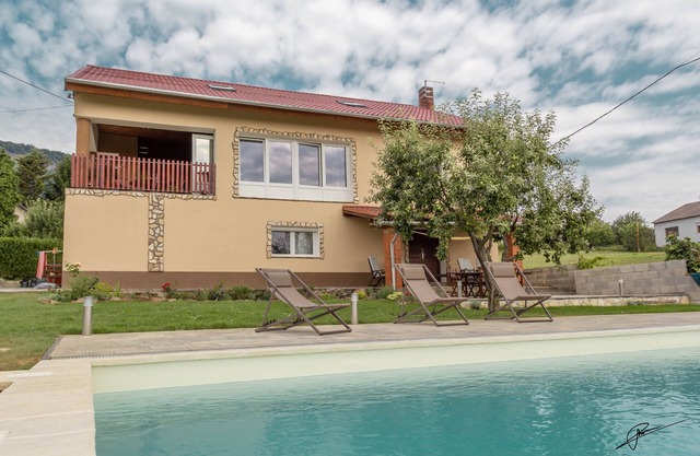 Vacation home OMEGA, with large pool and lake view
