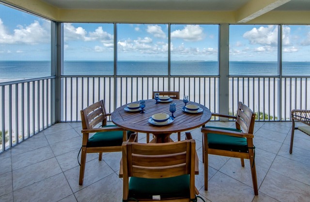 Vacation Villas #433: Beachfront Condo, Amazing View & Screened Lanai!