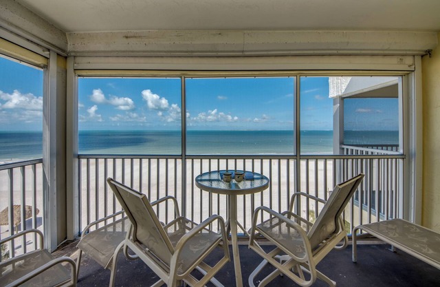 Vacation Villas #631: Top-Floor, Beachside Corner Condo with TWO balconies