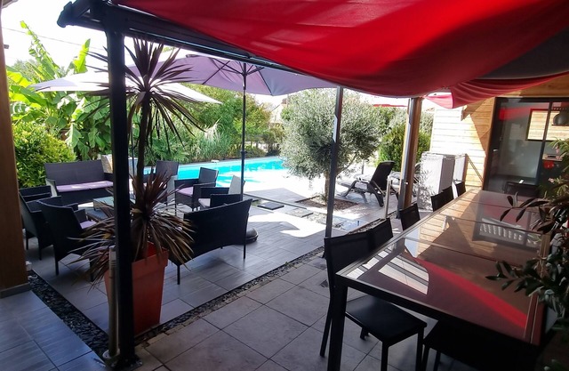 Vacation villa with swimming pool near Orient lakes in Champagne (Villa Temple)