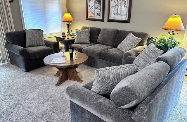Vail 2 Bed Condo Sleeps 6 Pool HotTub on Bus Route STR# 007777