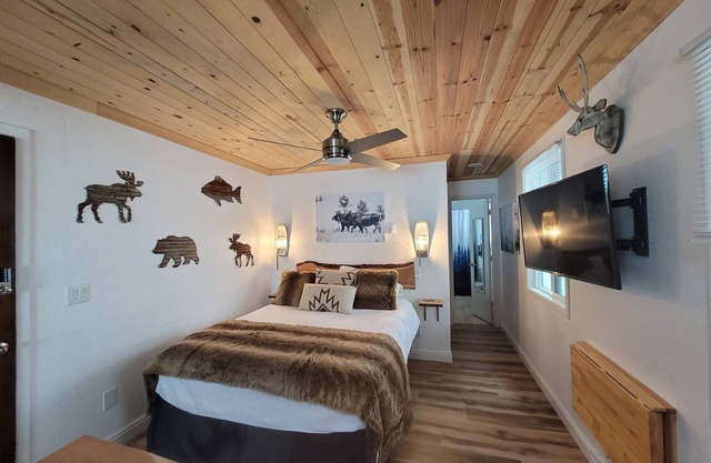 Vail - 2 Guests - Private Studio w/Queen Bed - Pet Friendly!